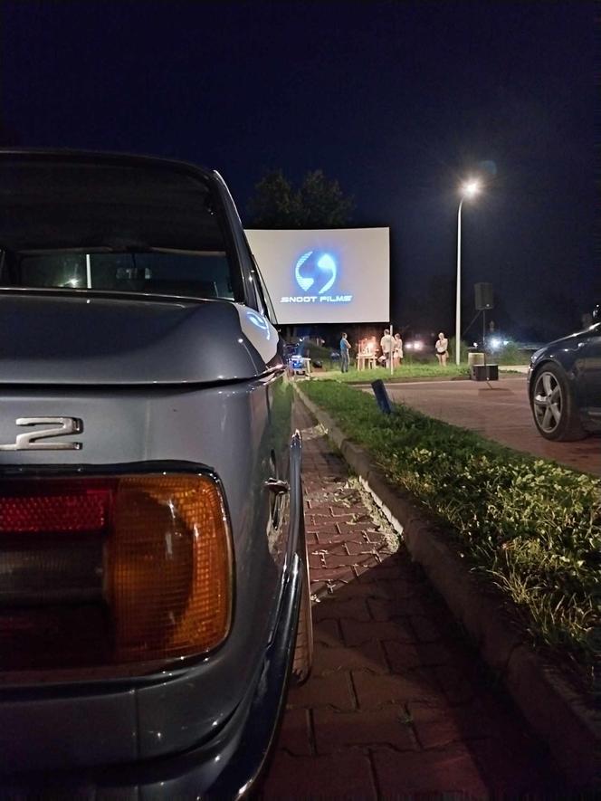 Pierwsze kino samochodowe nad zalewem w Brodach. Był popcorn i duża frekwencja