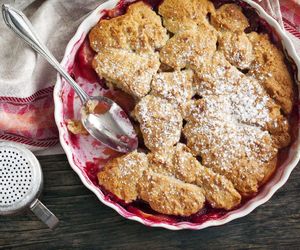To mój patent na deser na jesienny weekend. Pyszny i w sam raz słodki cobbler z tymi owocami to strzał w 10