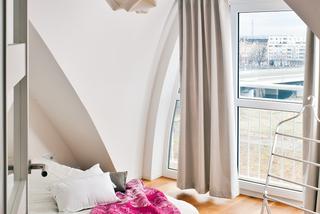 Sypialnia z nietypowym oknem