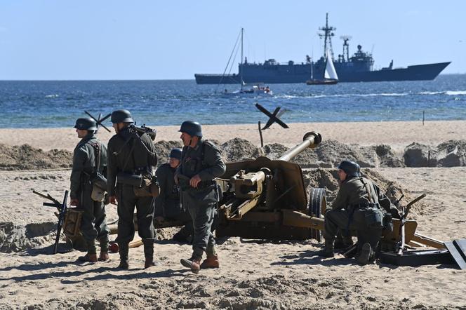 Turyści usłyszeli strzały, a czołgi wjechały na plaże. Zobaczcie zdjęcia z finałowej inscenizacji „Lądowanie na plaży”!