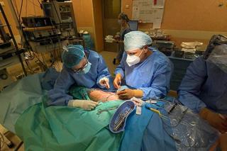 Operacja pacjentki z nowotworem oczodołu