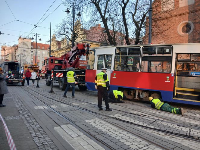 To mogło skończyć się tragedią w centrum Bydgoszczy. Wykoleił się tramwaj, którym podróżowało 50 pasażerów