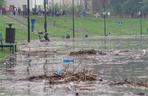 Powódź w Krakowie 24.05.2019: Fala kulminacyjna na Wiśle: zalane bulwary, okropny widok [ZDJĘCIA]