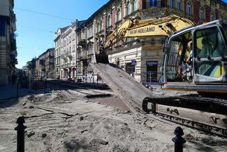 Gigantyczne utrudnienia w centrum Krakowa. Zrywają torowisko na Karmelickiej! [ZDJĘCIA]