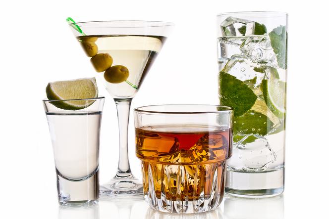 Kieliszki i szklanki do drinków: w czym podawać long i short drinki?