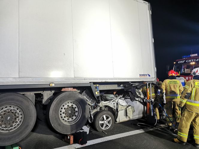 Auto wbiła się pod naczepę ciężarówki! Potworny wypadek na austoradzie A2 w Wielkopolsce