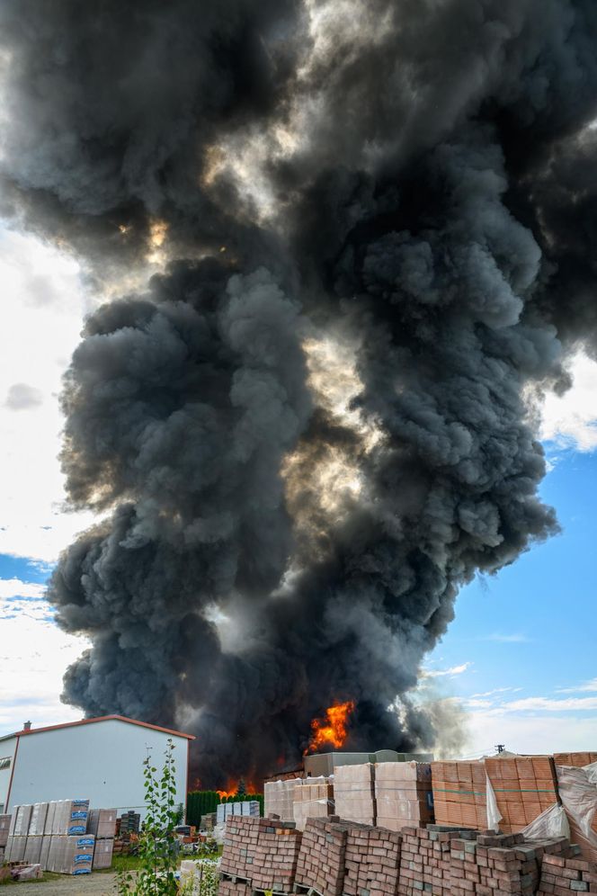 Potężny pożar w Tarnowie. Płonie hurtownia zniczy, na miejscu ponad 25 zastępów straży!