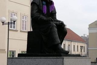 Mikołaj Kopernik w wełnianej czapce i szaliku. Astronoma ubrali licealiści!