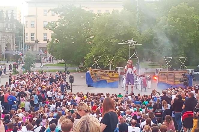 "Kosmiczna Podróż Guliwera" na placu Solidarności