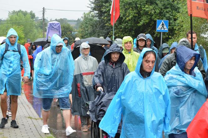 Deszczowym szlakiem pątnicy z Lubelszczyzny ruszyli w kierunku Jasnej Góry!