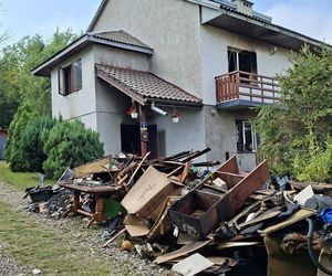 Spłonął dom rodziny strażaka z Małopolski, a jego mama walczy o życie. Ruszyła zbiórka dla pogorzelców