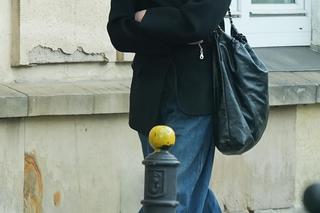 Monika Olejnik przemierza ulice z plastrem na twarzy