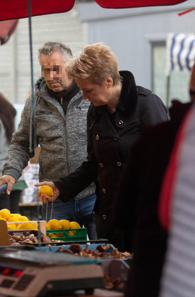 Hanna Zdanowska robi zakupy na bazarku