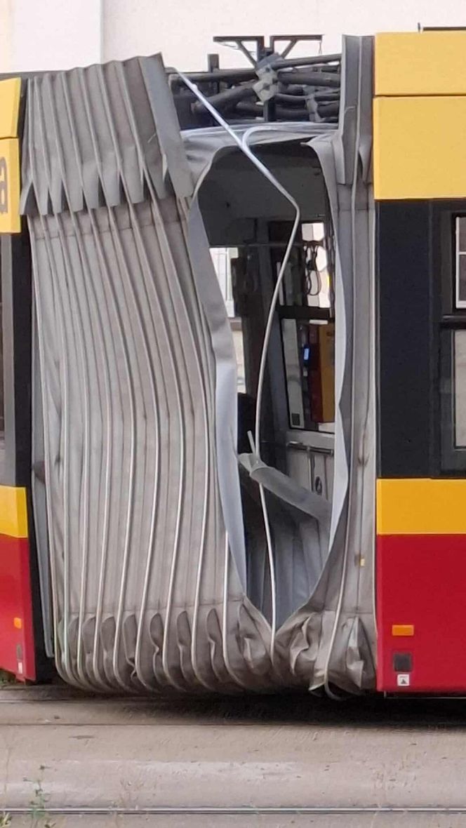 Łódź. Tramwaj wykoleił się po zderzeniu z autem. Zatrzymał się kilkanaście centymetrów przed budynkiem
