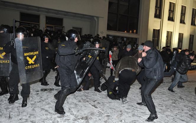 Wybory na Białorusi: Starcia z milicją w Mińsku. Setki ludzi trafiło do aresztu