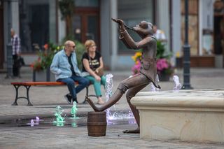 Upał? Ochłoda w fontannie to zły pomysł