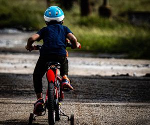 Chłopiec nagle zniknął. Chwilę wcześniej ojciec uczył go jeździć na rowerze!
