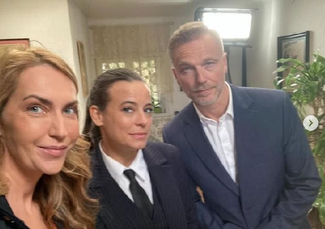 M jak miłość. Viola (Magdalena Waligórska), Magda (Anna Mucha), Andrzej (Krystian Wieczorek)