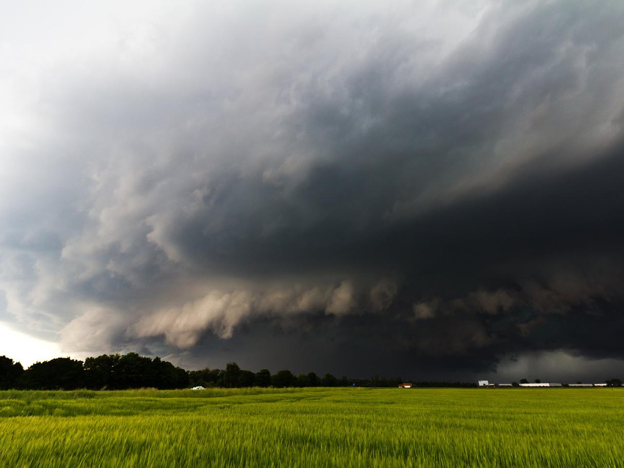 BURZE Z GRADEM nadciągają nad Radom i region. IMGW „Zagrożenie życia i zdrowia”