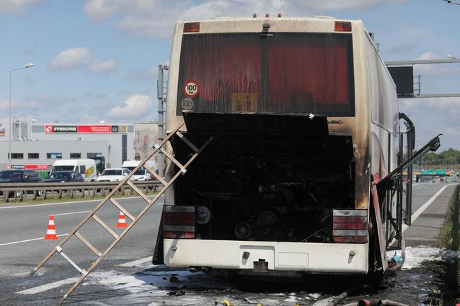 Autobus z dziećmi w środku zaczął się palić! Koszmar pod Warszawą