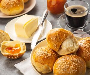 Najlepsze domowe bułeczki na jogurcie piekę w 30 minut. Robię je bez drożdży i bez wysiłku