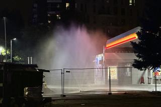 Wielka akcja strażaków na Bielanach. Na stacji ulatniał się gaz, pracownicy ewakuowani