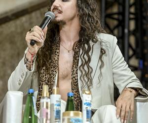 Michał Szpak z gołą klatą