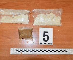 Pościg jak z filmu w Warszawie! W BMW środki odurzające i broń! Zobacz, co grozi zatrzymanej parze! 