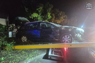 Żory. Nie zauważył ronda, bo patrzył w telefon! 18-latek dachował i cudem uniknął śmierci