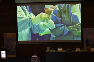 Profesor Maciej Śmietański po raz pierwszy na świecie wszczepił implant Optomesh 3D ILAM. Dokonał tego w Toruniu