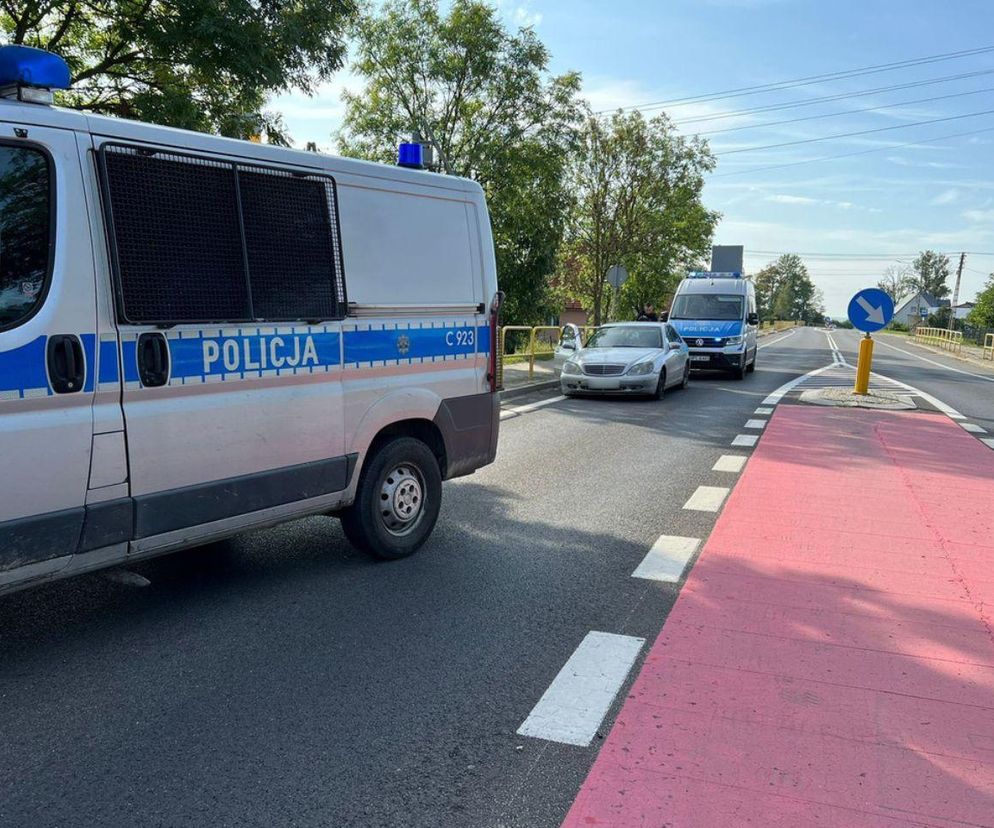 Zderzenie aut na DK20 na Pomorzu. Samochód dachował, wprowadzono ruch wahadłowy