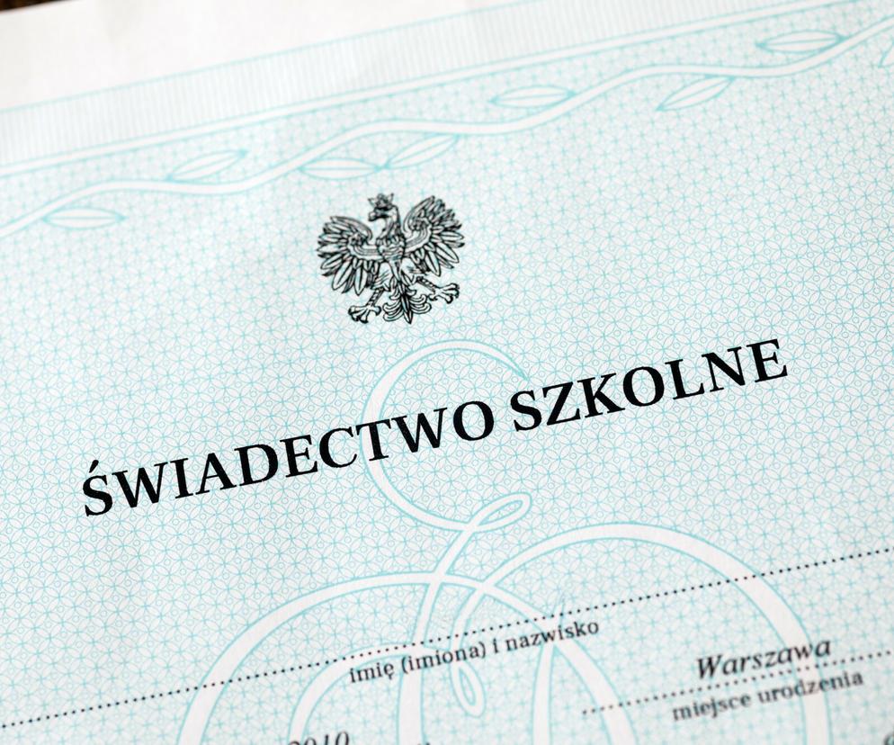 Nowe wzory świadectw szkolnych zatwierdzone przez ministra Czarnka. Od kiedy będą obowiązywać? 