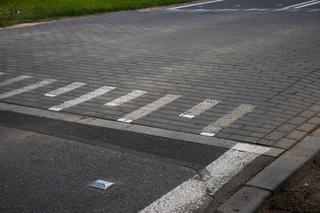 Próg sinusoidalny zamontowany na Bielanach w ramach testu 