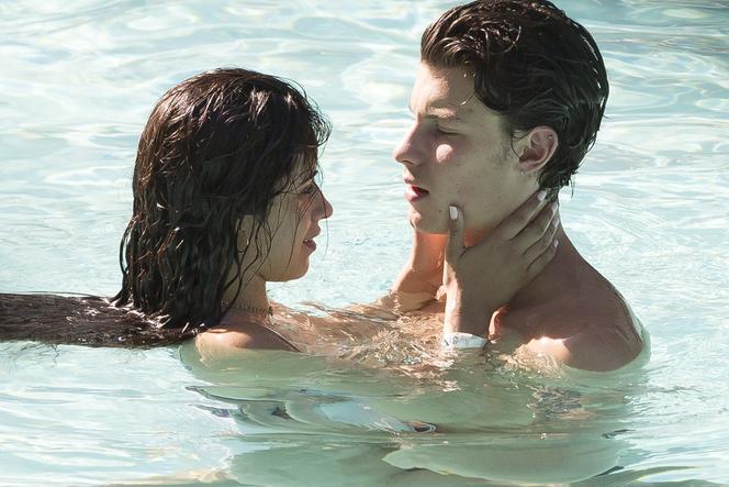 Shawn Mendes i Camila Cabello całują się w basenie