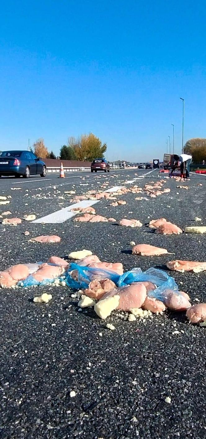 Deszcz mrożonego mięsa na autostradzie A4. Nietypowe skutki kolizji pod Krakowem