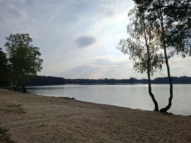 Spokojne wrześniowe popołudnie nad Jeziorem Bialskim w Białce