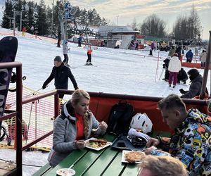 Na nartach podjadała mężowi frytki