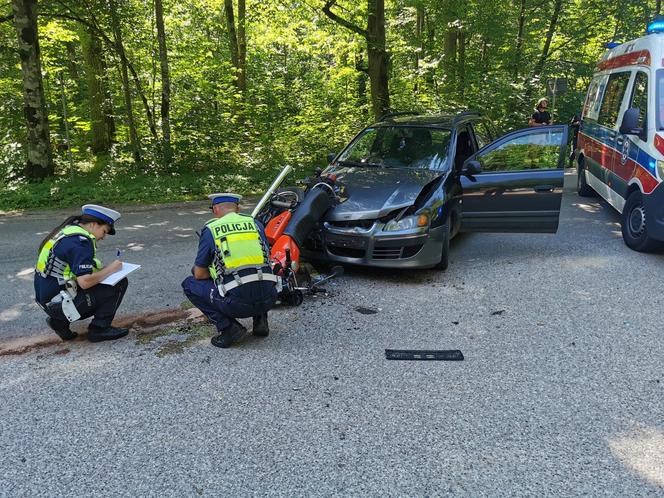 Groźny wypadek na drodze wojewódzkiej nr 689 między Hajnówką a Białowieżą. Motocyklista trafił do szpitala [ZDJĘCIA]