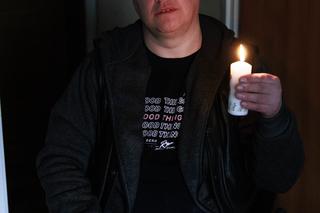 Niepełnosprawny mężczyzna musi grzać się przy świecach 