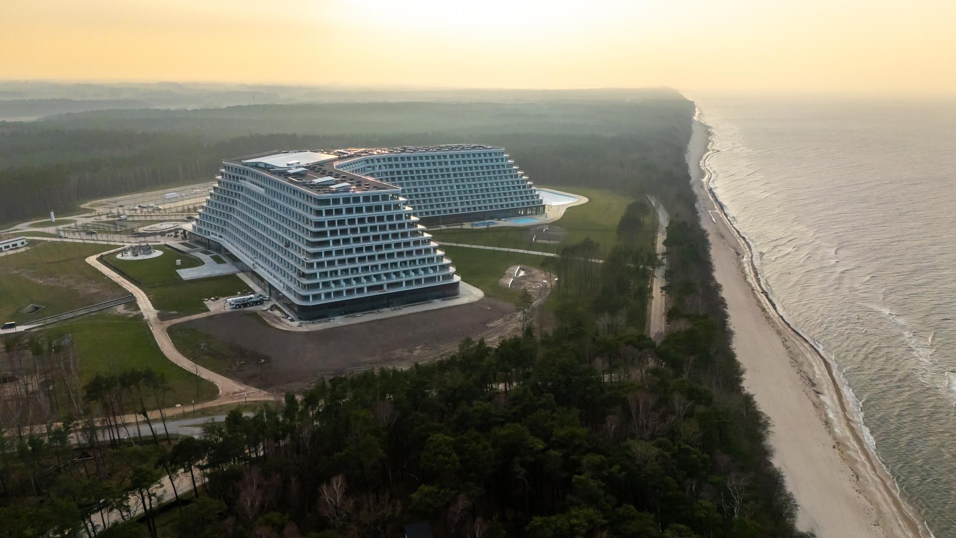 Hotel Gołębiewski w Pobierowie przypomina z daleka ogromny okręt pasażerski