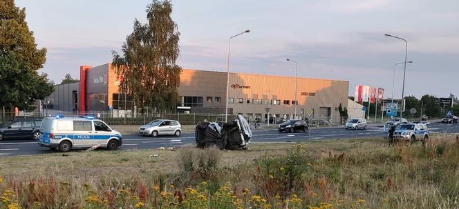 Groźny wypadek w Szczecinku. Peugeot roztrzaskał się na latarni