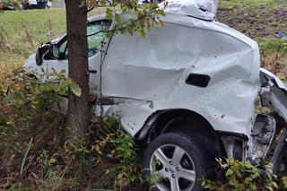 Makabra pod Wyszkowem. Bmw i peugeot zmiażdżone jak puszki. Jedna osoba nie żyje