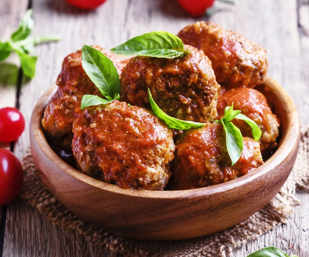 Kotlety mielone po włosku. Rewelacyjny przepis na pełne smaku mielone w sosie pomidorowym