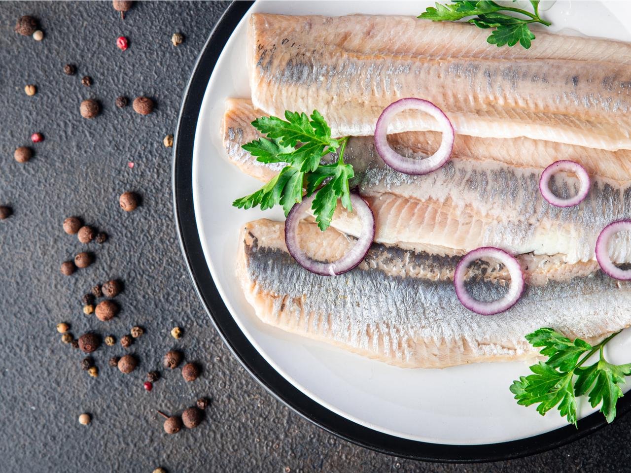 Śledzie po wiejsku: sprawdzony przepis na śledzia
