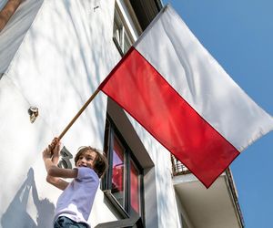 Rozmowa o niepodległości z dzieckiem. Jak zrobić to przez zabawę, a nie lekcję historii?