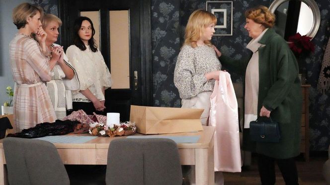 Barwy szczęścia odc. 3199. Małgorzata (Adrianna Biedrzyńska), Natalia (Maria Dejmek), Malwina (Joanna Gleń), Emilka (Jessica Frankiewicz), Józefina Rawiczowa (Elżbieta Jarosik)