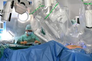 Chirurdzy z miejskiego szpitala im. J. Strusia w Poznaniu przeprowadzili operację resekcji raka odbytnicy z użyciem robota da Vinci