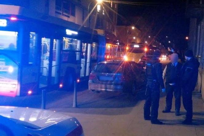 22-latek pobił kierowcę autobusu miejskiego! Później opluł policjantów