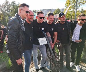 Posadzili drzewa, a następnie dali gorący koncert. Finał akcji zespołu Nocny Kochanek w Skarżysku