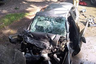 Seat pędził alejką i roztrzaskał się na kamieniu. Kierowca zginął na miejscu